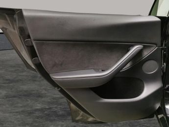 Tesla Model Y SUV RWD (346 ps) - HEATED STEERING - BLIND SPOT ASSIST - WIFI