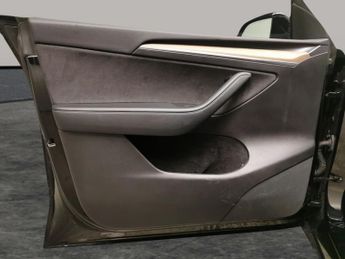 Tesla Model Y SUV RWD (346 ps) - HEATED STEERING - BLIND SPOT ASSIST - WIFI