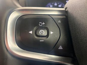 Volvo XC40 2.0 B4 MHEV R-Design AWD (197 ps) - PARK ASSIST - LED - LANE DEP