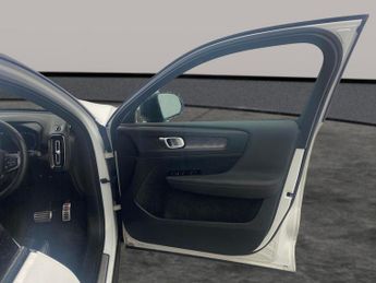 Volvo XC40 2.0 B4 MHEV R-Design AWD (197 ps) - PARK ASSIST - LED - LANE DEP