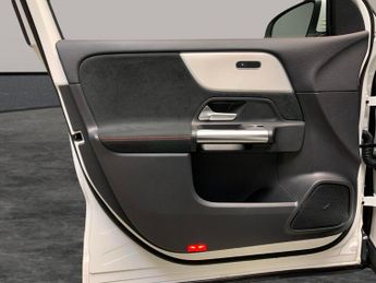 Mercedes-Benz EQA EQA 250+ 70.5kWh AMG Line (Premium) (190 ps) - ADAPTIVE LIGHTS