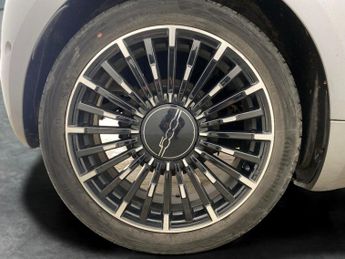 Fiat 500e C 42kWh La Prima Convertible (118 ps) - 17IN ALLOYS - AIR CON - DA