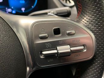 Mercedes-Benz EQA EQA 250+ 70.5kWh AMG Line (Premium) (190 ps) - ADAPTIVE LIGHTS