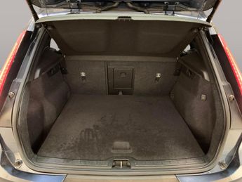 Volvo XC40 1.5h T5 Twin Engine Recharge 10.7kWh R-Design Pro Plug-in (262 p