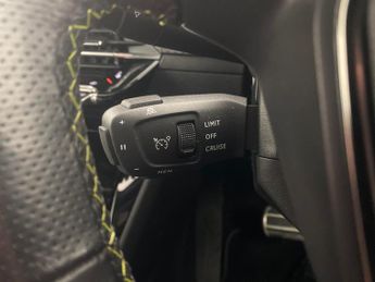 Peugeot E-2008 50kWh GT Premium (136 ps) - REVERSE CAM - ALCANTARA - NAV