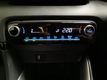 Toyota Yaris 1.5 VVT-h Icon E-CVT (116 ps) - BLUETOOTH - AIR CON - AUTO HEADL