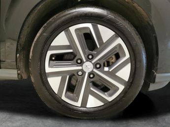 Hyundai Kona 64kWh Premium (10.5kW Charger) (204 ps) - HEATED SEATS - HEATED 