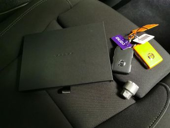 Volvo XC40 Recharge Twin 82kWh Plus AWD (408 ps) - CRUISE - WIRELESS CHARGE