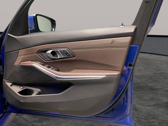 BMW 3 Series 2.0 330e 12kWh M Sport Plug-in (292 ps) - ACOUSTIC GLAZING