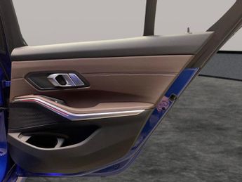 BMW 3 Series 2.0 330e 12kWh M Sport Plug-in (292 ps) - ACOUSTIC GLAZING