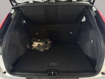 Volvo XC40 1.5h T4 Recharge 10.7kWh R-Design Plug-in (211 ps) - ADAPT CRUIS