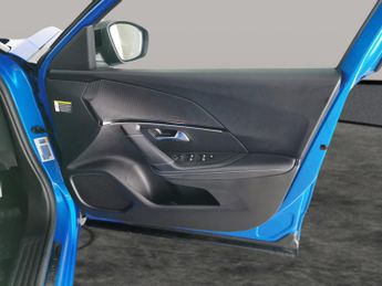 Peugeot E-2008 50kWh GT (136 ps) - HEATED SEATS - BLIND SPOT ASSIST - BLUETOOTH