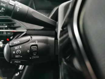 Peugeot E-2008 50kWh GT (136 ps) - HEATED SEATS - BLIND SPOT ASSIST - BLUETOOTH