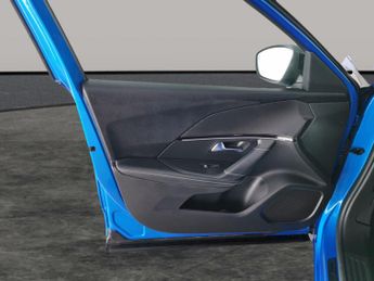 Peugeot E-2008 50kWh GT (136 ps) - HEATED SEATS - BLIND SPOT ASSIST - BLUETOOTH