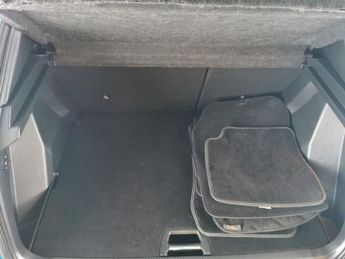 Peugeot E-2008 50kWh GT (136 ps) - HEATED SEATS - BLIND SPOT ASSIST - BLUETOOTH