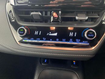 Toyota Corolla 2.0 VVT-h Design Touring Sports CVT (184 ps) - REVERSE CAM - NAV