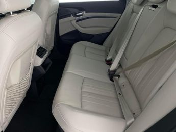 Audi e-tron 55 Technik quattro 95kWh (11kW Charger) (408 ps) - LED - REVERSE