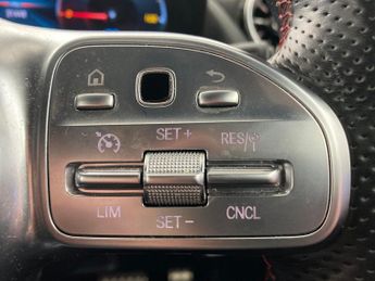 Mercedes-Benz EQA EQA 350 66.5kWh AMG Line 4MATIC (292 ps) - ADAPTIVE LIGHTS - HEA