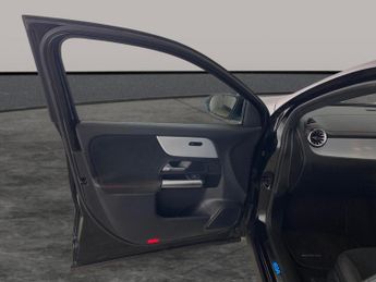 Mercedes-Benz EQA EQA 350 66.5kWh AMG Line 4MATIC (292 ps) - ADAPTIVE LIGHTS - HEA