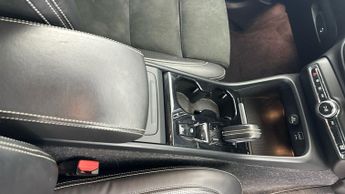 Volvo XC40 2.0 D4 R-Design Pro AWD (190 ps) - CLIMATE CONTROL - DAB