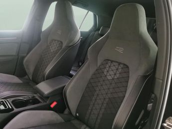 Volkswagen Golf 2.0 TDI R-Line DSG (150 ps) - HEATED SEATS - HEATED STEERING - B