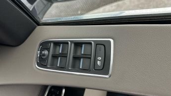 Jaguar F-PACE 2.0 D180 Portfolio AWD (180 ps) - BLUETOOTH - PADDLE SHIFT
