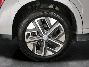 Hyundai Kona 39kWh Premium (10.5kW Charger) (136 ps) - KEYLESS ENTRY - LED - 