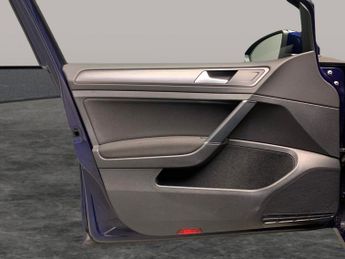 Volkswagen E-golf 35.8kWh e-Golf (136 ps) - USB AUDIO - SPLIT FOLDING REAR SEATS -