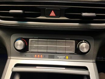 Hyundai Kona 64kWh Premium (10.5kW Charger) (204 ps) - HEATED SEATS - HEATED 