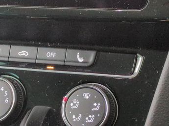 Volkswagen Passat 1.5 TSI EVO SEL DSG (150 ps) - HEATED SEATS - LANE DEPARTURE  - 