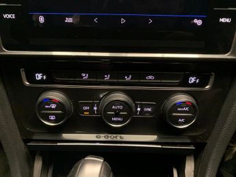 Volkswagen E-golf 35.8kWh e-Golf (136 ps) - USB AUDIO - SPLIT FOLDING REAR SEATS -