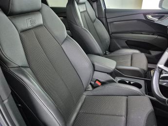 Audi Q4 E-tron 40 S line 82kWh (204 ps) - LED - HEATED SEATS - LANE DEPARTURE
