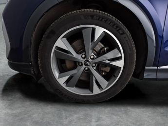 Audi Q4 E-tron 40 S line 82kWh (204 ps) - LED - HEATED SEATS - LANE DEPARTURE