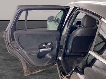 Mercedes-Benz EQA EQA 350 66.5kWh AMG Line 4MATIC (292 ps) - ADAPTIVE LIGHTS - HEA