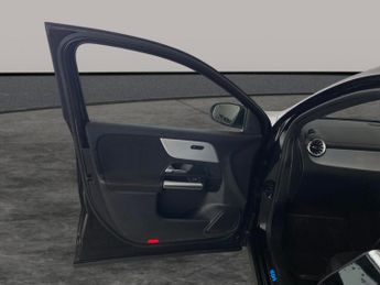 Mercedes-Benz EQA EQA 350 66.5kWh AMG Line 4MATIC (292 ps) - ADAPTIVE LIGHTS - HEA