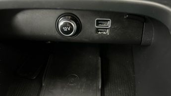 Volvo XC40 1.5 T3 Momentum Pro (163 ps) - BLUETOOTH - CLIMATE CONTROL - DAB