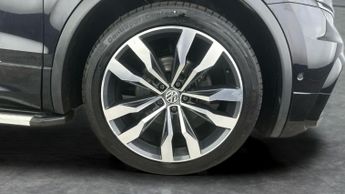 Volkswagen Tiguan 2.0 TDI R-Line Tech DSG (150 ps) - LED - SUNBLINDS - 20IN ALLOYS