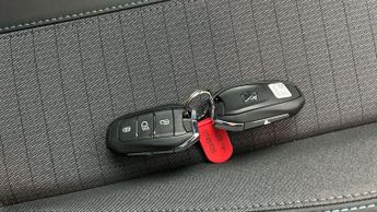 Peugeot 208 1.2 PureTech Allure Premium + EAT (100 ps) - NAV - BLUETOOTH - P