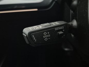 Audi Q4 E-tron 40 S line 82kWh (204 ps) - LED - HEATED SEATS - LANE DEPARTURE