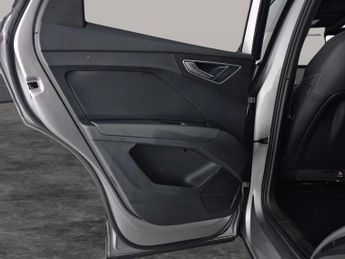 Audi Q4 E-tron 40 S line 82kWh (204 ps) - LED - HEATED SEATS - LANE DEPARTURE