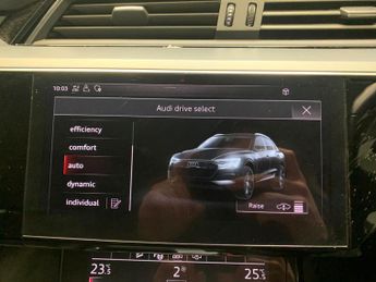 Audi e-tron 55 quattro 95kWh (408 ps) - ADJUSTABLE SUSPENSION - LANE DEPARTU