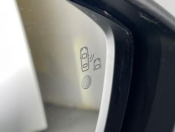 Peugeot E-2008 50kWh GT Premium (136 ps) - LED - REVERSE CAM - ALCANTARA