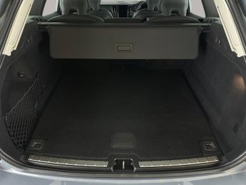 Volvo XC60 2.0h T6 Recharge 18.8kWh Core Plug-in AWD (350 ps) - CARPLAY - P