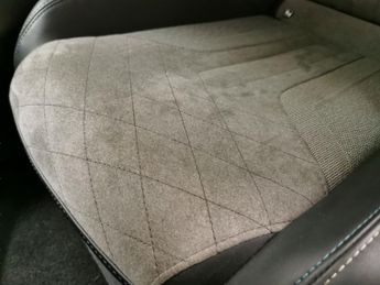 Peugeot E-2008 50kWh GT Premium (136 ps) - REVERSE CAM - ALCANTARA - NAV