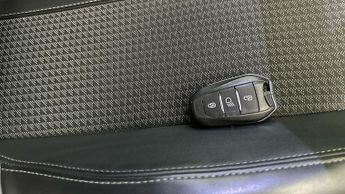 Peugeot E-2008 50kWh GT (136 ps) - BLIND SPOT ASSIST - LANE DEPARTURE  - BLUETO