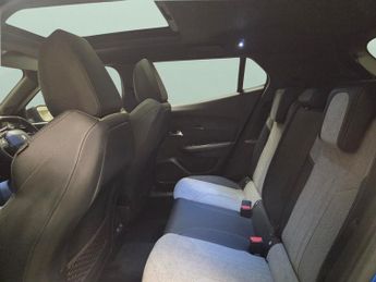 Peugeot E-2008 50kWh GT Premium (136 ps) - KEYLESS ENTRY - LED - REVERSE CAM