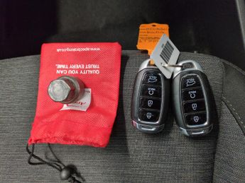 Hyundai Kona 64kWh Premium (10.5kW Charger) (204 ps) - HEATED SEATS - HEATED 