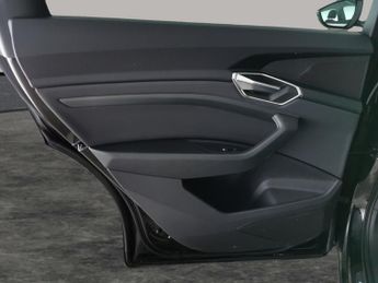 Audi e-tron 55 Technik quattro 95kWh (11kW Charger) (408 ps) - CARPLAY