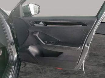 Volkswagen T-Roc 2.0 TSI R DSG 4Motion (300 ps) - LED - SAT NAV - ALCANTARA