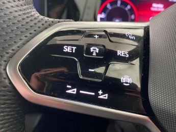 Volkswagen Golf 2.0 TDI R-Line DSG (150 ps) - NAV - LED - HEATED STEERING